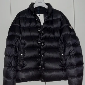 Moncler piriac giubutto - WTS/WTTSäljer nu min moncler piriac giubutto! Den är size 4 och sitter som en perfekt medium! Den är helt oanvänd och sätter därav condition 9/10. Det du får med vid köp är alla tags med prislapp i kronor, moncler galgen och extraknappar. Piriacen påminner väldigt mycket om acorus men den är mycket tjockare och fluffigare och har både dragkedja men även snygga knappar! Har försökt leta efter andra likadana men då kostar de 6000-7000kr Jag kan posta var som helst eller mötas upp i stockholm stad!