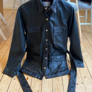 HOSBJERG - Snygg skinnjacka/skinnskjorta i äkta skinn från märket Hosbjerg. 