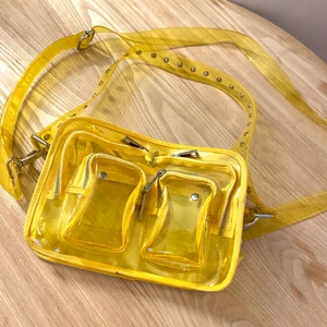 Nunoo Ellie väska - Gul transparent Nunoo ellie väska. I använt skick. Nypris över 1000kr. Säljer för 300kr + frakt. Totalpris 391kr 💓
