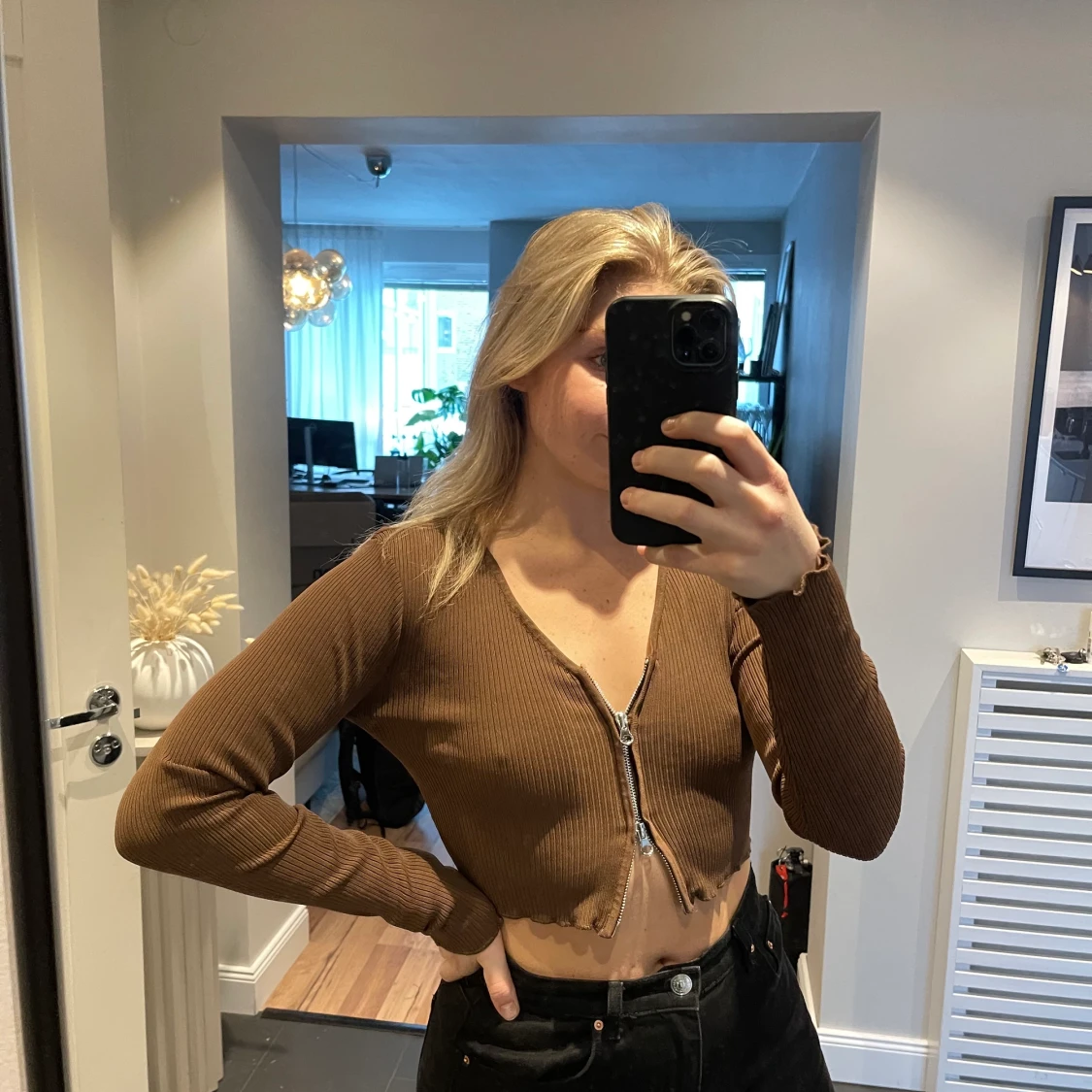 Brun tröja med dragkedja