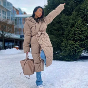 Lång vinterjacka  - Använd några fåtal gånger, jätte mysig . Lagom lång . Har en luva . Varm och skön . Jag är 160 lång . Jackan är från bubbleroom nypris : 999kr 