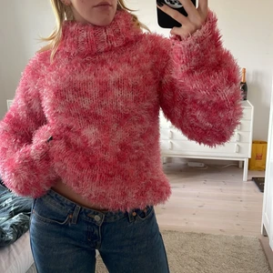 Rosa fluffig tröja - Supermysig, oversized, polo, väldigt mjuk tröja. Superfin till blåa jeans🥰✨👏🏼💜