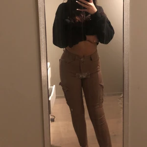 Bege cargo byxa - Den är i nyskick inte använd någon gång jätte bra passform köpt för 500