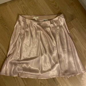 Sidenkjol  - Oanvänd sidenkjol från H&M (behöver strykas)