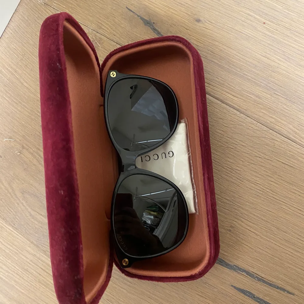 Nya gucci solglasögon, nästan helt oanvända! Kommer i fodral. Köpte dom i moodgallerian för ca 2300kr. Inga tydliga tecken på användning. Modellen är Gucci 001a. Accessoarer.