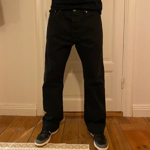 Svarta Levis jeans - Ett par svarta Levis straight jeans! De är använda och har fått ett skavanker längst nere men har sytt igen det men annars är jeansen i fint skick! Pris kan diskuteras vid snabb affär👍🏻