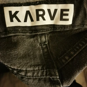 Jeans från Karve - "straight black stone" Superfint skick endast använda ett fåtal gånger. Storlek S.  Skickas mot frakt