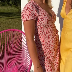 Sommarklänning, nakd  - Säljer denna super fina klänningen från Andrea Hedenstdt x nakd 