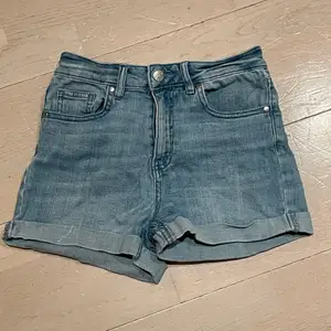 Ett par jeans shorts från STAY/carlings💓 storlek XS. Säljer för 90kr💫 (köparen står för frakten)