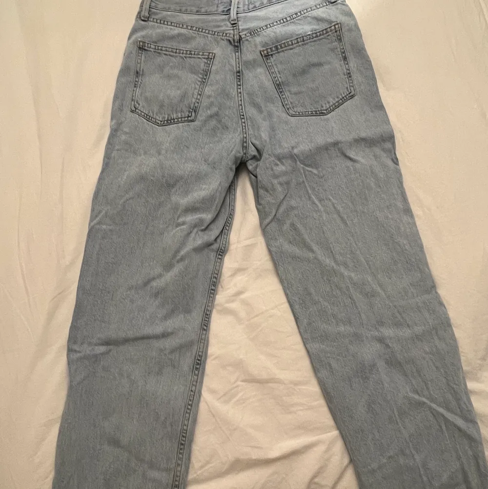 Ljusa jeans med hål vid ena knät från Zara. Storlek 36. Knappt använda så i väldigt fint skick! . Jeans & Byxor.