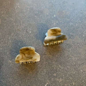 Mini hårklämmor  - Två mini hårklämmor i färgen cappuccino två för 29 kr en för 19kr.