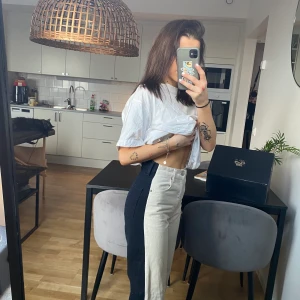 Jeans från Pull&Bear - Jeans som är beiga på framsidan och svarta på baksidan!