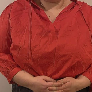 Blus  - Jag säljer en röd blus , som inte kommer till användning ,använd en gång bara.