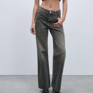 Zara jeans i st 32💓✨ - Lägger upp en  intresse annons på dem här slutsålda zara jeansen, i storlek 32. Jeansen är lågmidjade och straight. Helt oanvända och lappen sitter kvar💓💓✨✨. Skriv för fler bilder privat!🌛