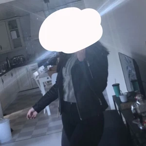 Skinnjacka  - En jättefin skinnjacka från Cubus. Inga synliga skador, fint skick. Det finns fickor och en liten dragkedja på armen. Det är storlek 36 men skulle säga att en 38 också skulle kunna ha den. Priset går absolut att diskutera!! Leveranskostnader betalar köparen❤️