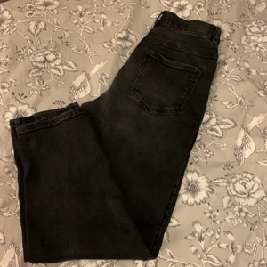 Svarta jeans från Gina tricot - Säljer dessa jeans från Gina tricot då jag tyvärr inte tycker att dom passar bra på mig. Jag är 169-170cm och dom är lite korta. Dessa är i storlek 40 men upplever dom själv som en 38 ungefär. Frakten står köparen för själv :)