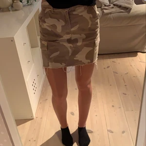 Jeanskjol - Säljer min jeanskjol ifårn hollister, knappt använd. Står att den är i storlek 3 men skulle säga att den passar s men även m då den är lite stretchig. Köparen står för frakt.💓