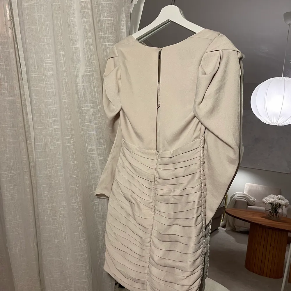 Super fin klänning från H&M storlek 34kr. Inte kommit tills användning men jätte fin på. . Klänningar.