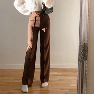  kostymbyxor  - Säljer dessa jätte fina bruna kostymbyxor från designbysi i storlek xxs. Köpte byxorna för 470kr. Första bilden är tagen själv, de andra två bilderna är lånade 💕