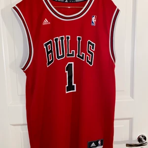 Chicago Bulls basketlinne strl M - DERRICK ROSE #1, fint skick storlek M