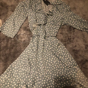 Grön vit prickig klänning - Jättefin klänning, helt oanvänd från Veromoda. 