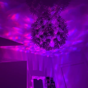 Galax lampa  - Intressekoll på min galaxlampa med olika fina färger och inbyggd högtalare system som man kan koppla musik till med mobilen! 