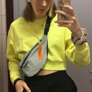 ljusgul croppad sweater - hör av dig för fler bilder!💛