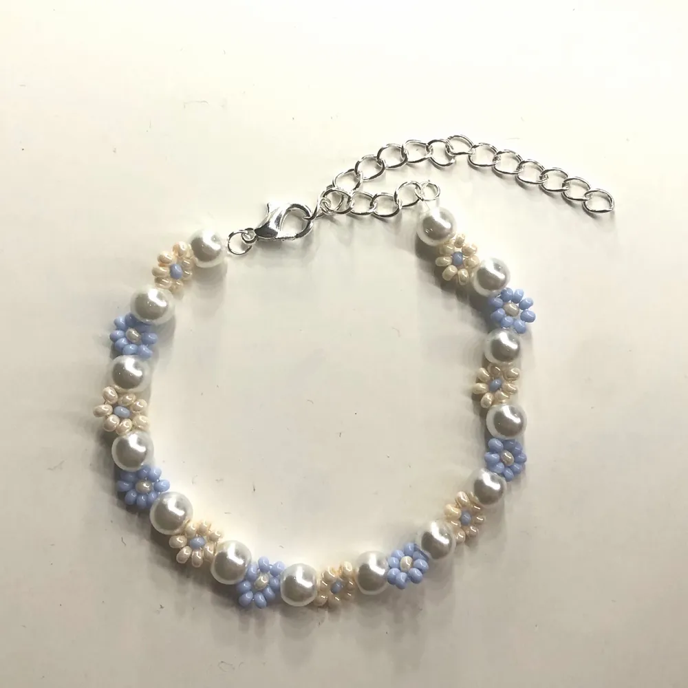 Superfina armband med vaxade pärlor och blommor gjorda av glaspärlor!✨ Armbanden är gjort av elastisk tråd och det på bilden är ca 16 cm + förlängningskedja. FRAKT ingår i priset!❤️. Accessoarer.