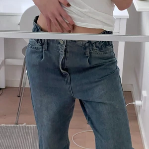 Trendigt pösiga jeans  - Snygga pösiga jeans från Missguided som kan användas som både higwaist och lowwaist tack vare resårbandet i midjan. Älskar de här jeansen, men måste rensa ut lite kläder och då fick de här tyvärr stryka med. Är i väldigt bra skick, riktiga kvalite jeans💕