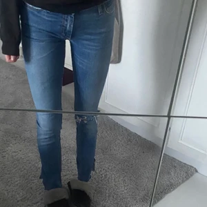 Acne jeans - Jeans från acne, strl w27 men små i storleken och sitter bra på mig som har w24. Säljs inte längre, köpta för ca 2500. Säljer för 250.