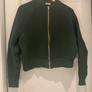 Mörkgrön kofta weekday - Kofta i fin modell. Gott skick!