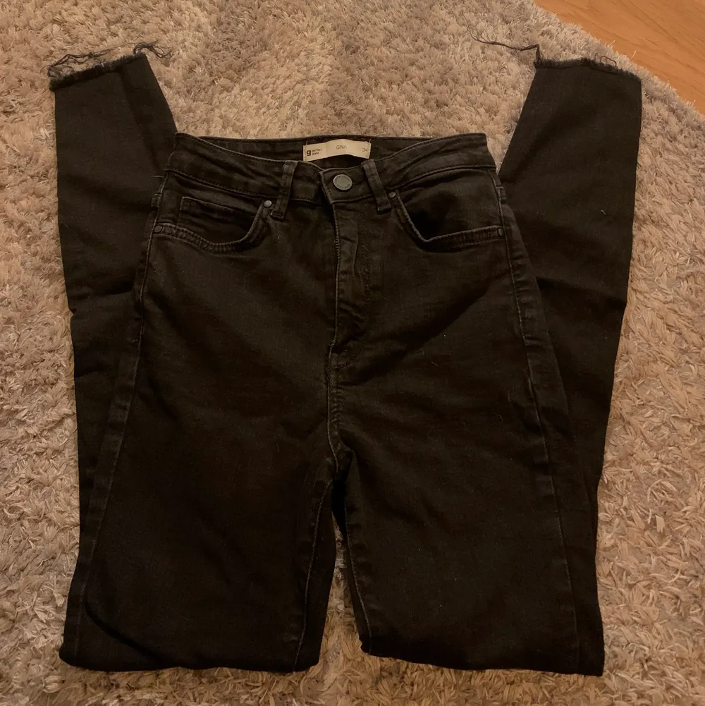 Jeans från ginatericot. Modellen Gina - extra högmidjade. Säljer pga för små. Storlek 36 skulle säga 34/36. Jeans & Byxor.