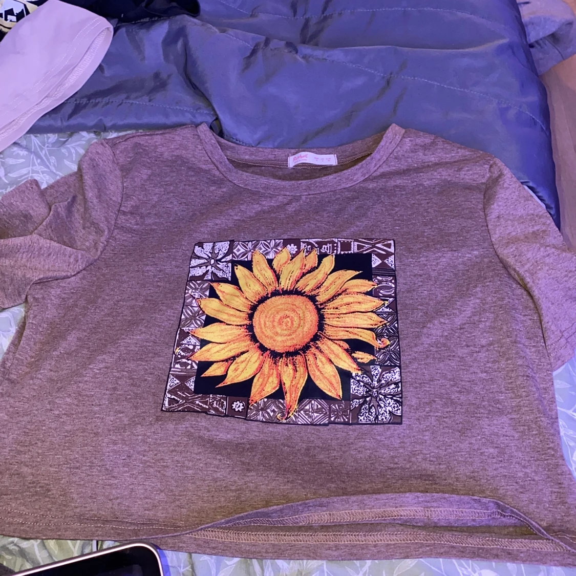 T-shirt med blomma - 90