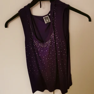 Topp - Topp/linne i lila med glittriga detaljer på framsidan. 