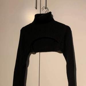 Säljer nu min svarta korta tröja från H&M i storlek M💕 (LÅNAD BILD) bud på 350kr