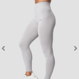 Icaniwill tights - Använda tror typ 2/3gånger så som nya! Storlek S tröja storlek xs, 400 för bara byxor, byxor och tröja tillsmanns 500, bara tröja 200! Ordinarie pris 599 för byxor, 399 för tröja.