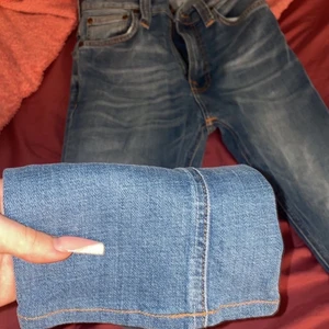NUDIE JEANS - Säljer ett par fett fina nudie jeans som använts en gång. Inga hål eller fläckar för den delen. Kommer inte till användning då det inte är min stil på byxor osv. De är lite raka i formen vilket är skit snyggt. Budan är på 200 då jag köpte dessa från nudie för 1,2