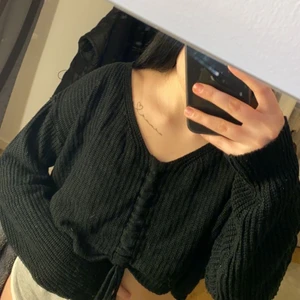Croppad stickad tröja  - En svart croppad stickad tröja , från shein. Jätte fin o mysig , som man kan justera snörena på. Står ingen storlek men motsvarar en xS-S , M kan funka också