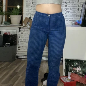 Rutiga jeans  - Blå & svart rutiga jeans, stretchiga och högmidjade              Köpare står för frakt🤍