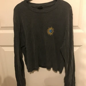 Hippie tröja - En tröja med tryck fram och bak från Urban outfiters. Med sol och måne, flera olika färger. Grå långärmad 