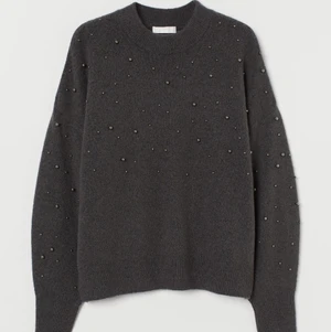 stickad tröja  - har tagit bort nitarna ifrån tröjan så de är en vanlig grå stickad tröja, nypris 199kr❤️