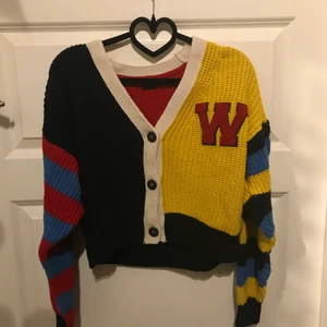 Stickad urban kofta - Stickad kofta från Urban outfiters randig i flera olika färger. Inte speciellt varm och lite croppad. Storlek M