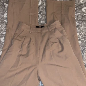 Kostymbyxor bik bok - Säljer mina kostymbyxor som jag köpte från bik bok för ett tag sedan, lång i modellen och rak! Bra längd för mig som är 170cm. Hör av er vid fler bilder, Storlek 34.