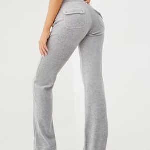 Juicy couture byxor - Säljer snyggga slutsålda juicy couture byxor. Jättesköna och mysiga🙌🙌 inköpta på Jackie 2021, kvitto finns. Dom är i Bra skick och det finns inga skavanker👍 frakt tillkommer 