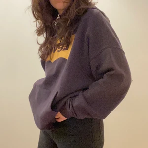 Levi’s - Säljer denna LEVI’S tröja då den aldrig kommer till användning längre, den är i fint skick.