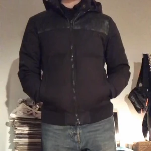 JOHAN J.LINDBERG  - Jacka från j.lindberg med en läder del över bröstet och axlarna. Mycket använd fast inget som märks förutom på lapparna inuti jackan. Pris kan definitivt diskuteras. För fler frågor kan du gärna skriva till mig 