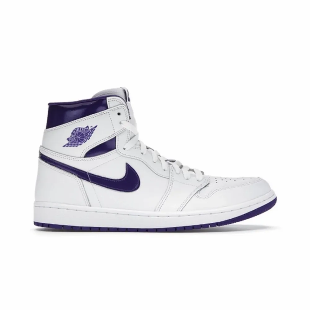 Säljer dessa sååå fina och trendiga Jordan 1 High OG Court Purple. Helt DS, inte ens prövade. Lila och vita snören, låda medföljer. Passar verkligen till allt! Så trendiga, och perfekta nu till hösten! Skriv för frågor eller fler bilder!💜💜. Skor.