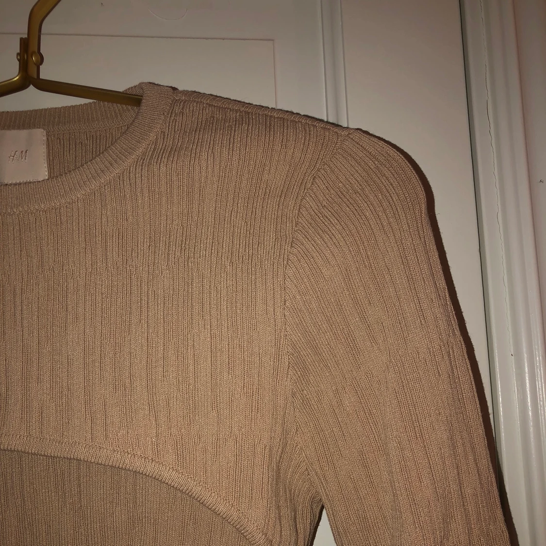 Beige ”ribbad” halvtröja hm - 90