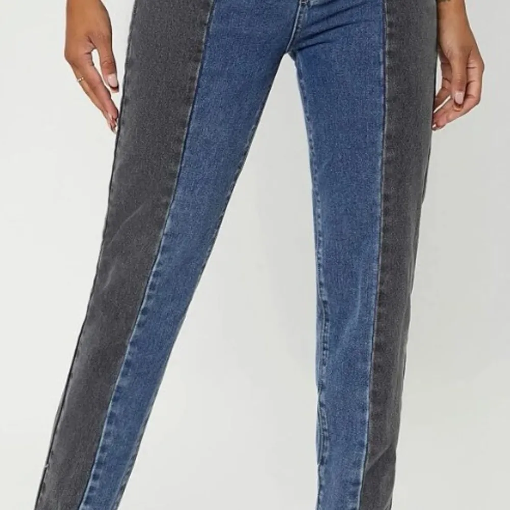 Blockfärgade raka jeans! HELT NYA! Alla lappar kvar som på bild. Storlek: W26 L32. Säljes pga för små för mig. Superfina! . Jeans & Byxor.