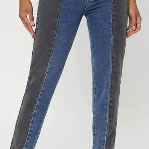 Blockfärgade raka jeans! HELT NYA! Alla lappar kvar som på bild. Storlek: W26 L32. Säljes pga för små för mig. Superfina! 